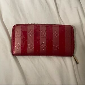 LOUIS VUITTON
Poppy Rayures Monogram Vernis Zippy